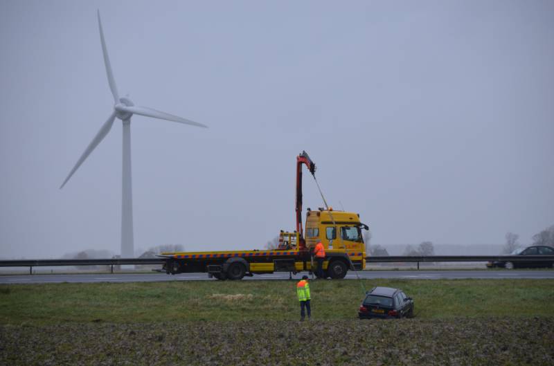 Auto raakt van snelweg A31 en belandt in de sloot