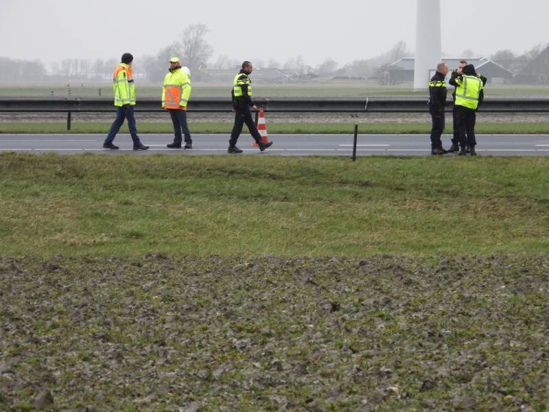 Auto raakt van snelweg A31 en belandt in de sloot