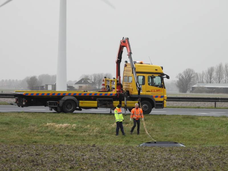 Auto raakt van snelweg A31 en belandt in de sloot
