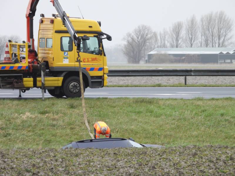 Auto raakt van snelweg A31 en belandt in de sloot