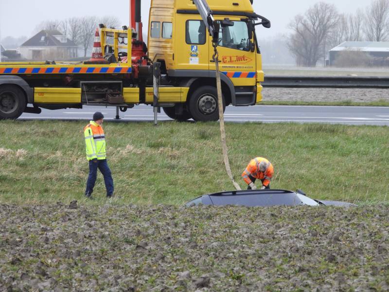 Auto raakt van snelweg A31 en belandt in de sloot