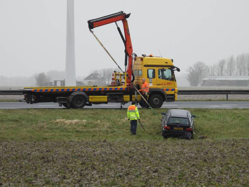 Auto raakt van snelweg A31 en belandt in de sloot