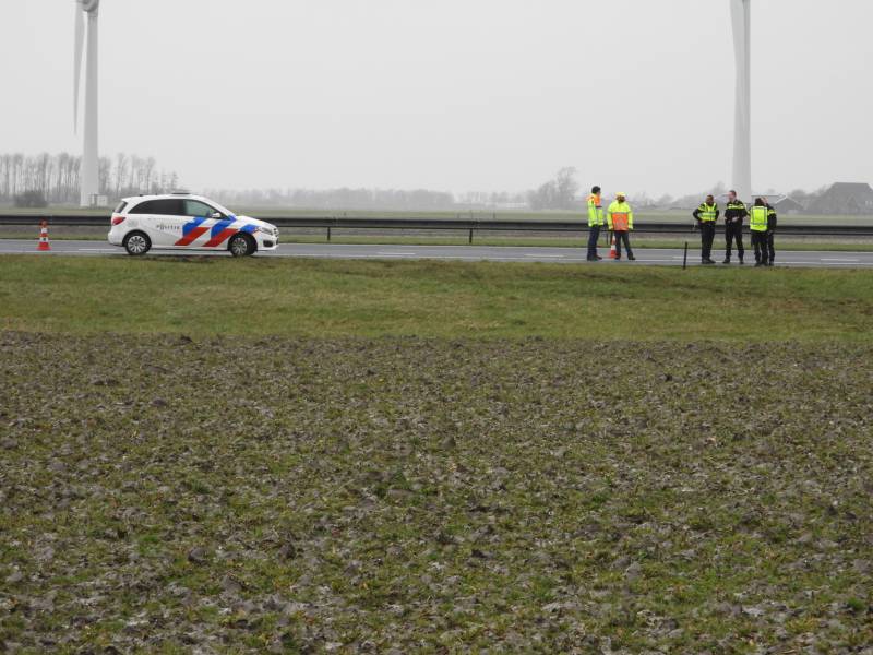 Auto raakt van snelweg A31 en belandt in de sloot