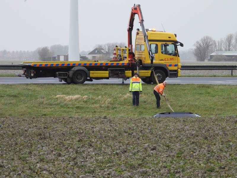 Auto raakt van snelweg A31 en belandt in de sloot