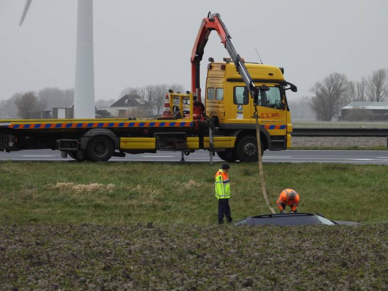 Auto raakt van snelweg A31 en belandt in de sloot