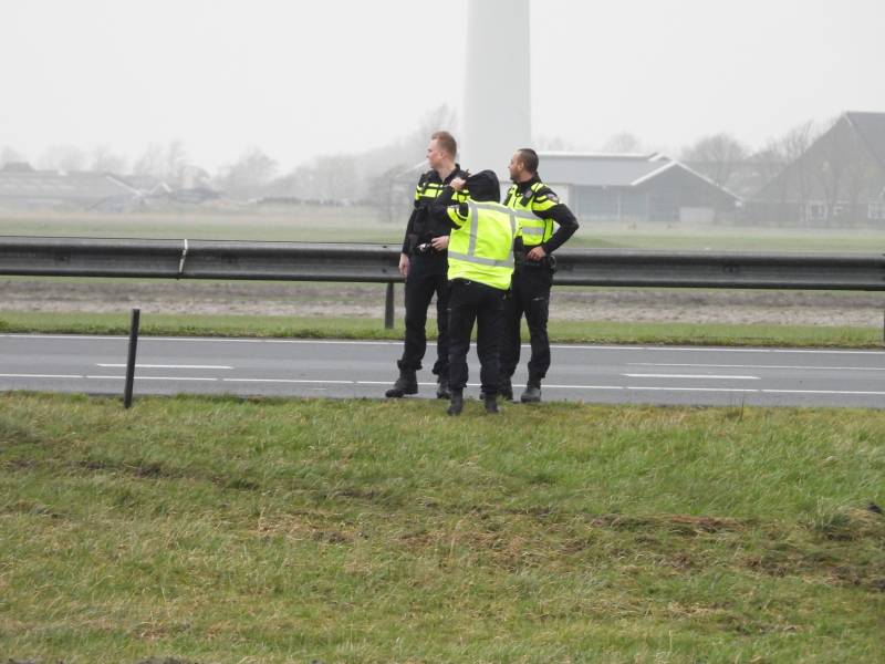Auto raakt van snelweg A31 en belandt in de sloot