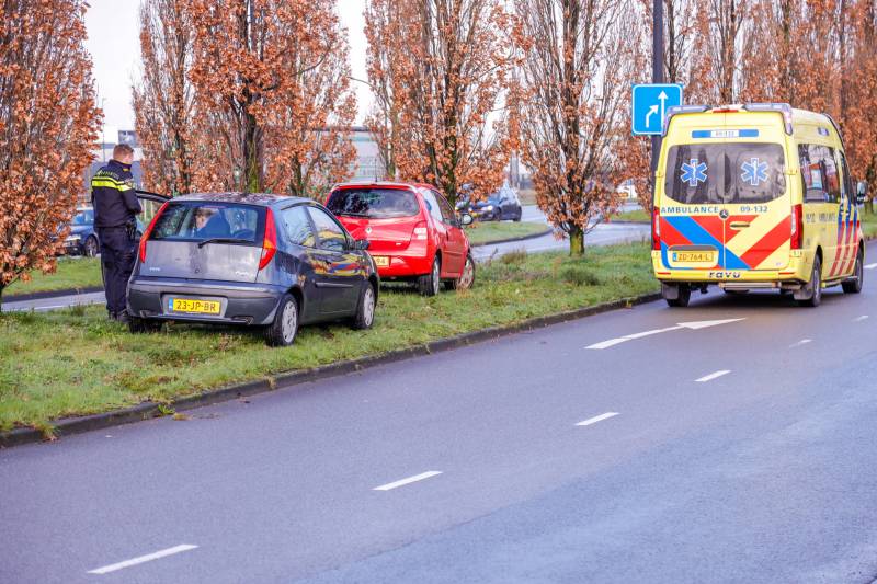 Auto raakt van de weg en botst op boom