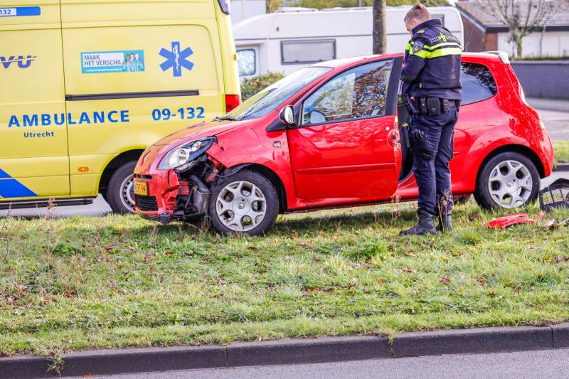 Auto raakt van de weg en botst op boom