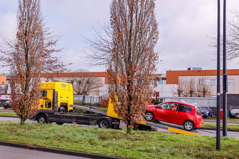 Auto raakt van de weg en botst op boom