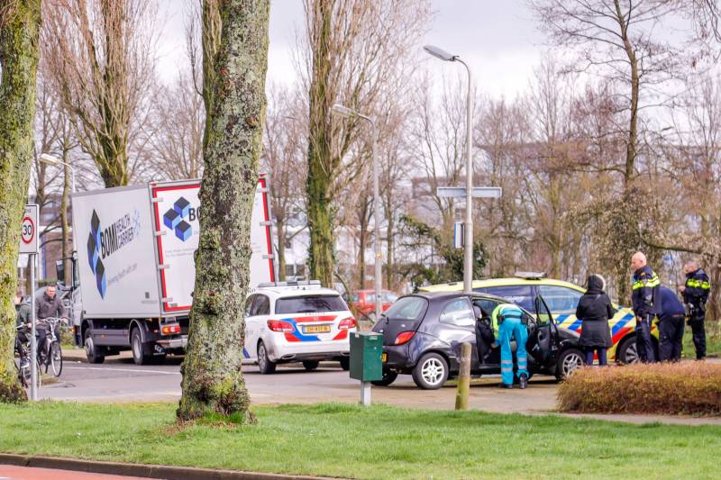 Vrachtwagen en personenwagen botsen met elkaar