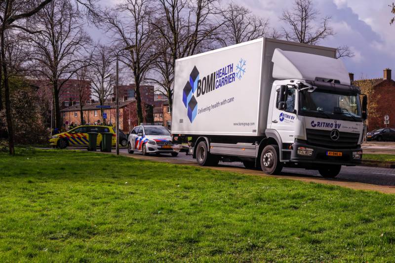 Vrachtwagen en personenwagen botsen met elkaar