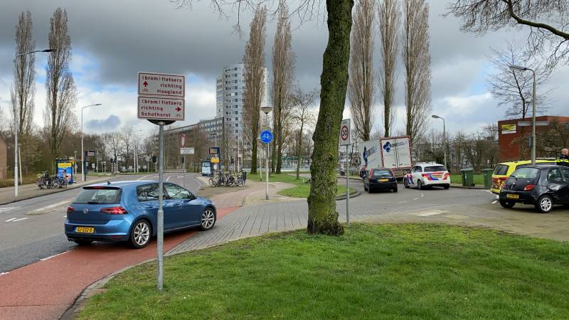 Vrachtwagen en personenwagen botsen met elkaar