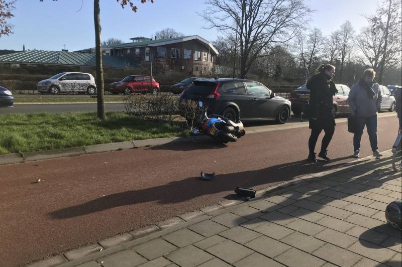Twee scooterrijders botsen op elkaar
