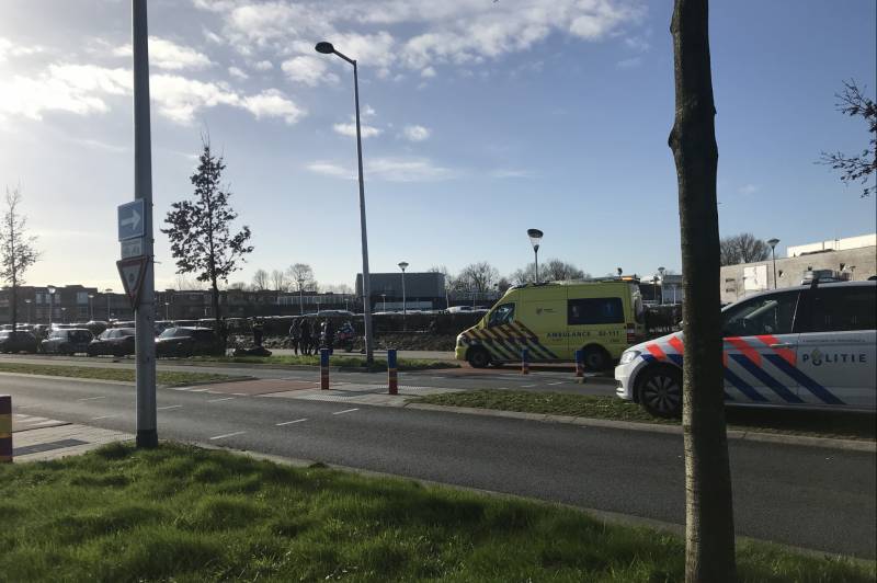 Twee scooterrijders botsen op elkaar