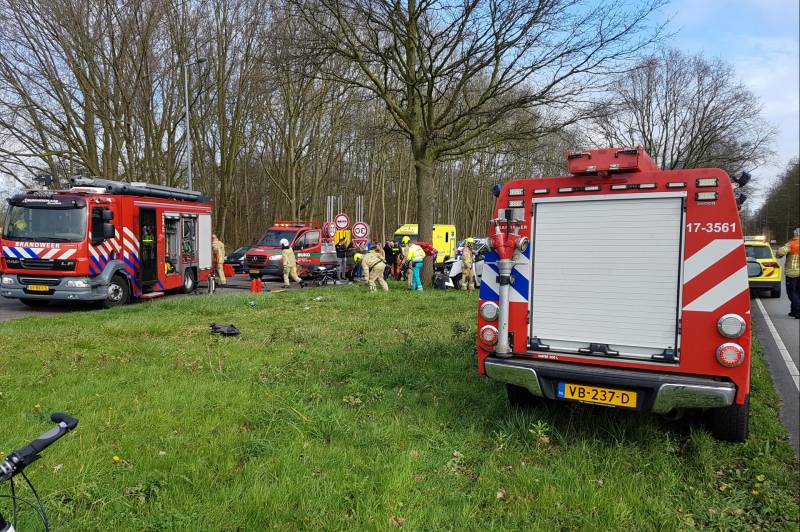 Bestelbus raakt van de weg en belandt tegen een boom