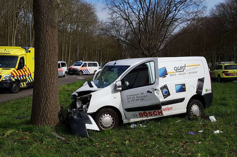 Bestelbus raakt van de weg en belandt tegen een boom