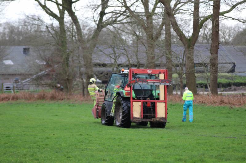 Grote inzet hulpdienst voor gewonde man in bosgebied
