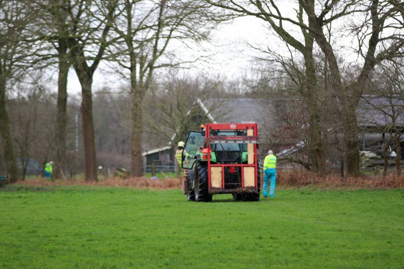 Grote inzet hulpdienst voor gewonde man in bosgebied