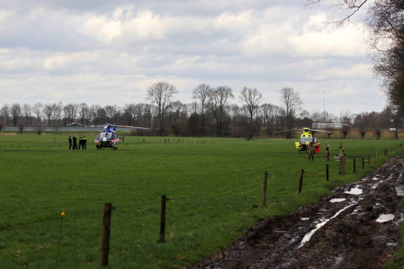 Grote inzet hulpdienst voor gewonde man in bosgebied