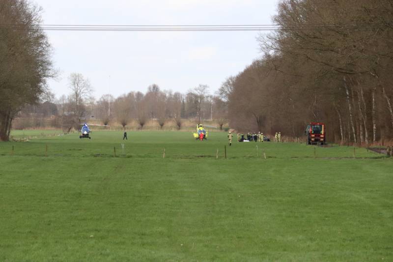 Grote inzet hulpdienst voor gewonde man in bosgebied
