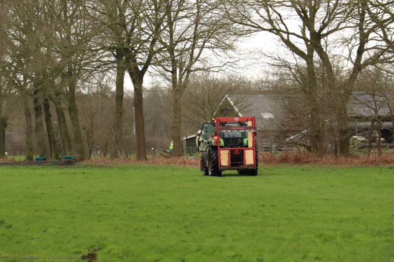 Grote inzet hulpdienst voor gewonde man in bosgebied