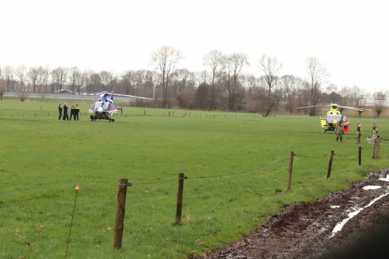 Grote inzet hulpdienst voor gewonde man in bosgebied