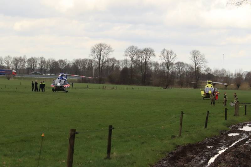 Grote inzet hulpdienst voor gewonde man in bosgebied