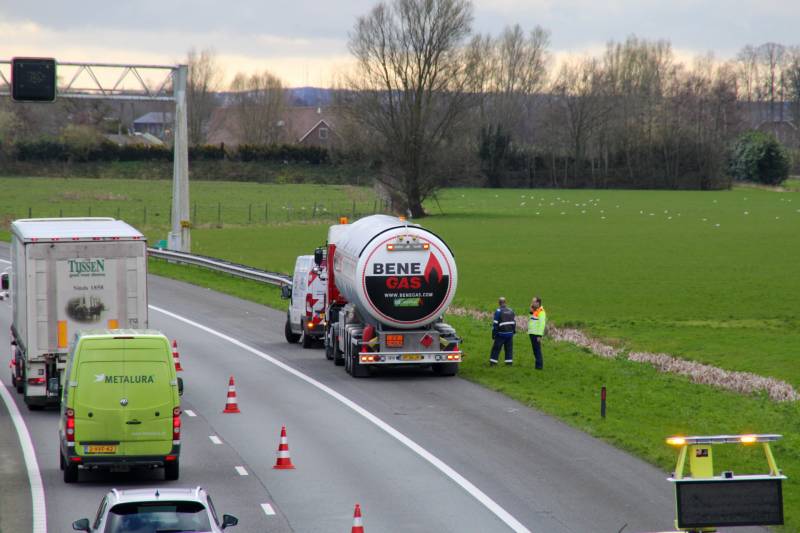 Lange files door stilgevallen tankwagen