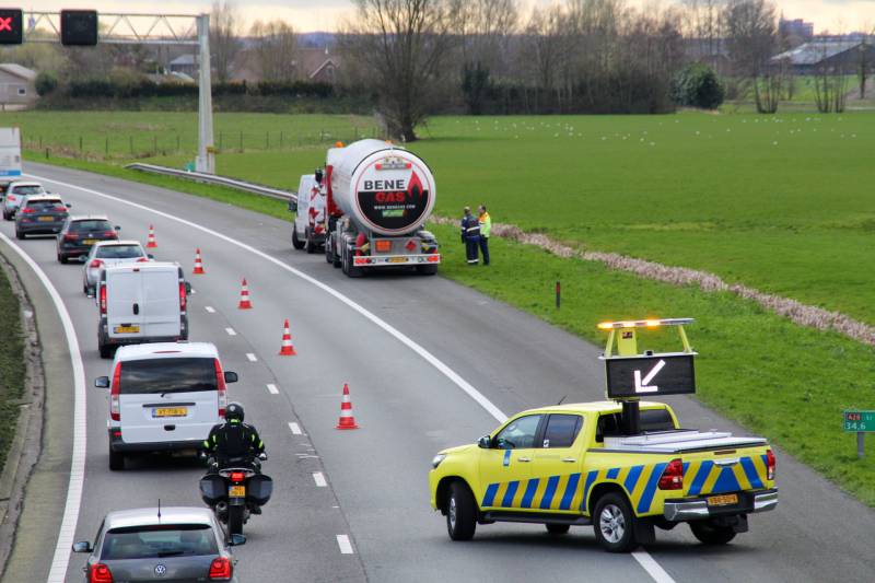 Lange files door stilgevallen tankwagen