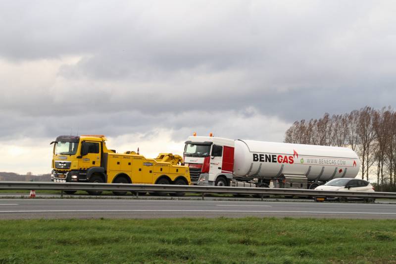 Lange files door stilgevallen tankwagen