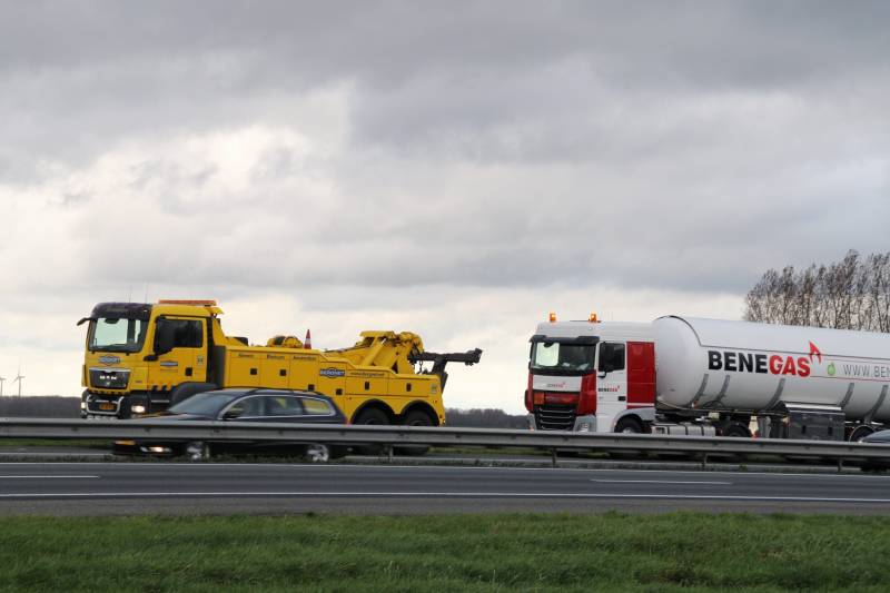 Lange files door stilgevallen tankwagen