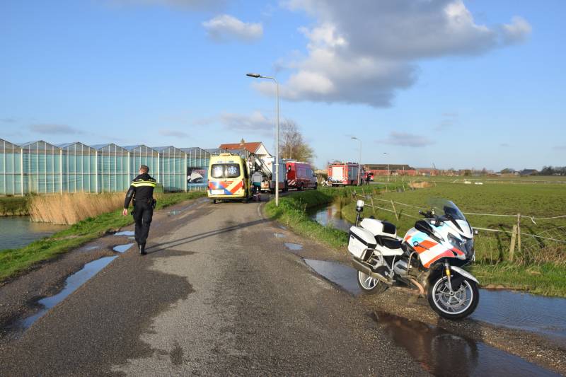 Vrachtwagen belandt op zijn kant in de sloot
