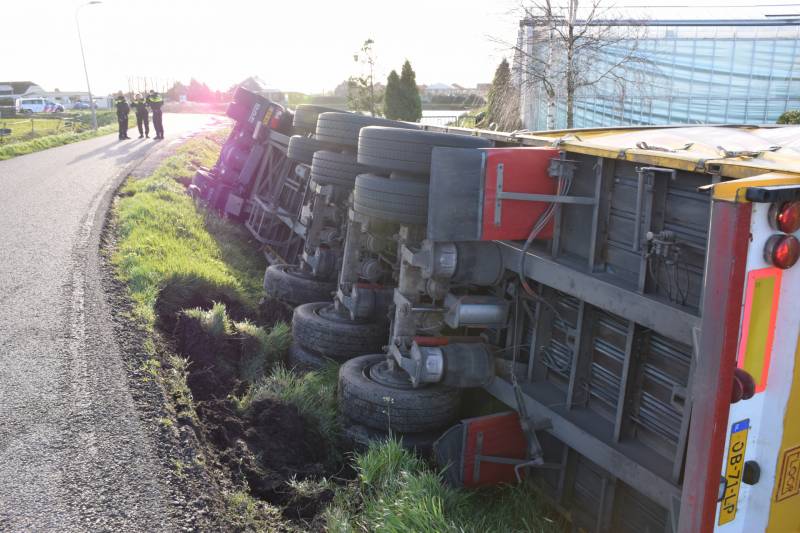 Vrachtwagen belandt op zijn kant in de sloot