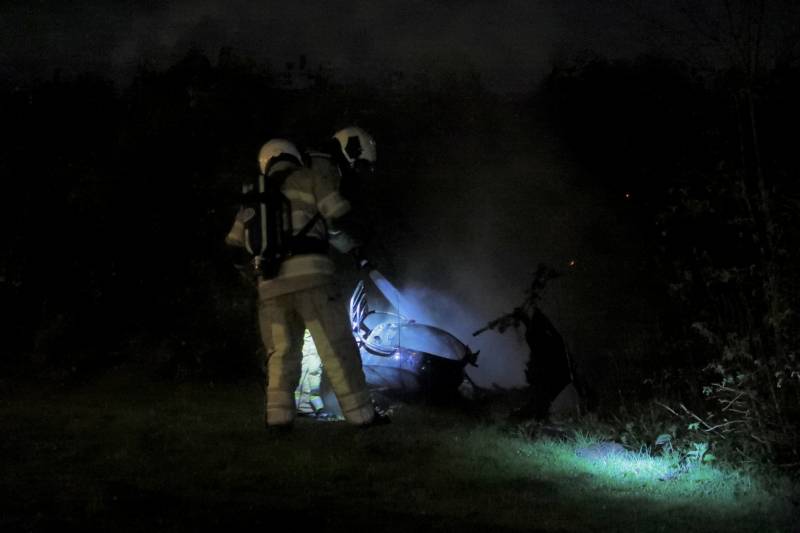 Gedumpte scooter in brand gestoken