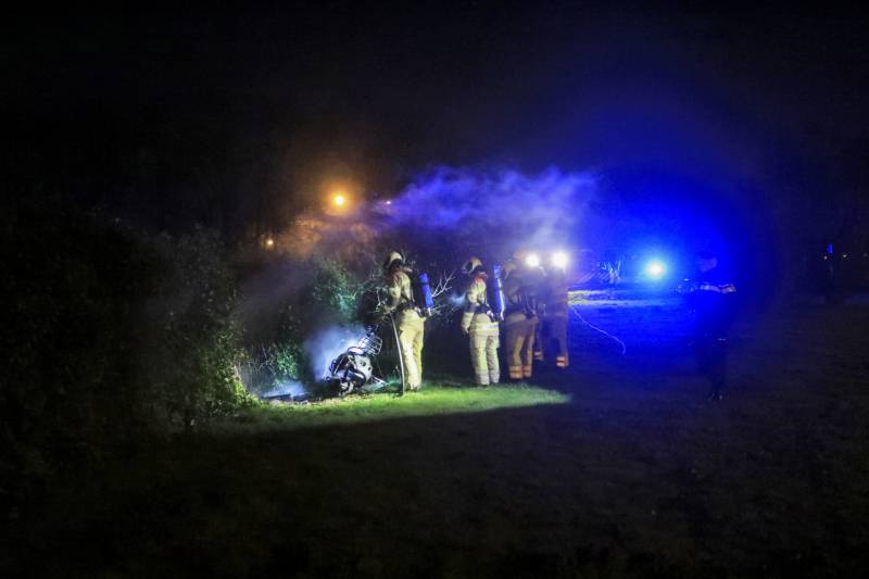 Gedumpte scooter in brand gestoken