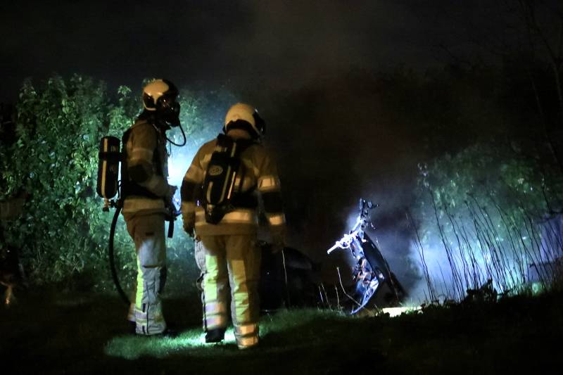 Gedumpte scooter in brand gestoken