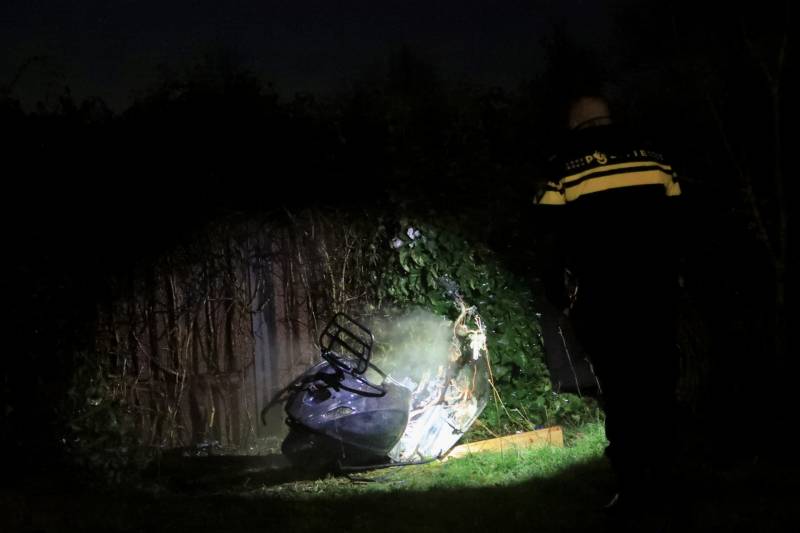 Gedumpte scooter in brand gestoken