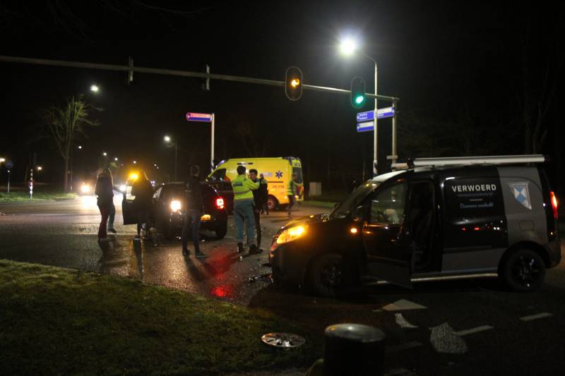 Bestelbusje en auto botsen op kruising