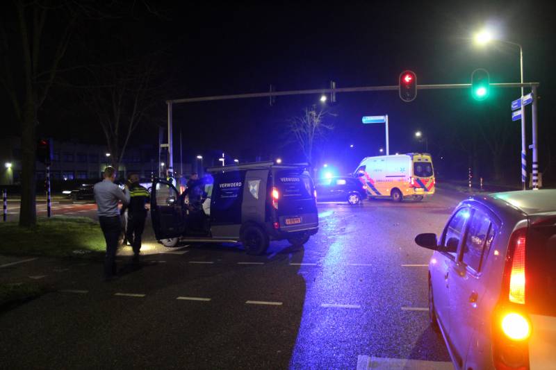 Bestelbusje en auto botsen op kruising