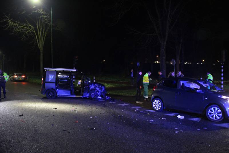 Bestelbusje en auto botsen op kruising