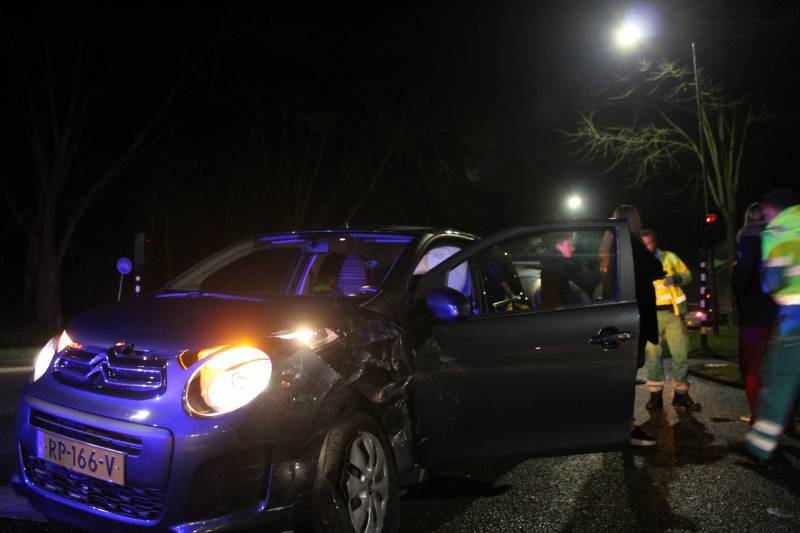 Bestelbusje en auto botsen op kruising