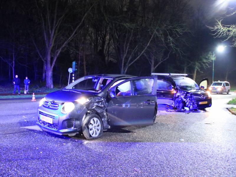 Bestelbusje en auto botsen op kruising