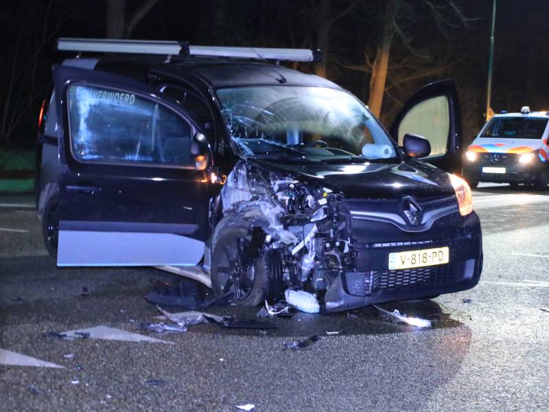 Bestelbusje en auto botsen op kruising