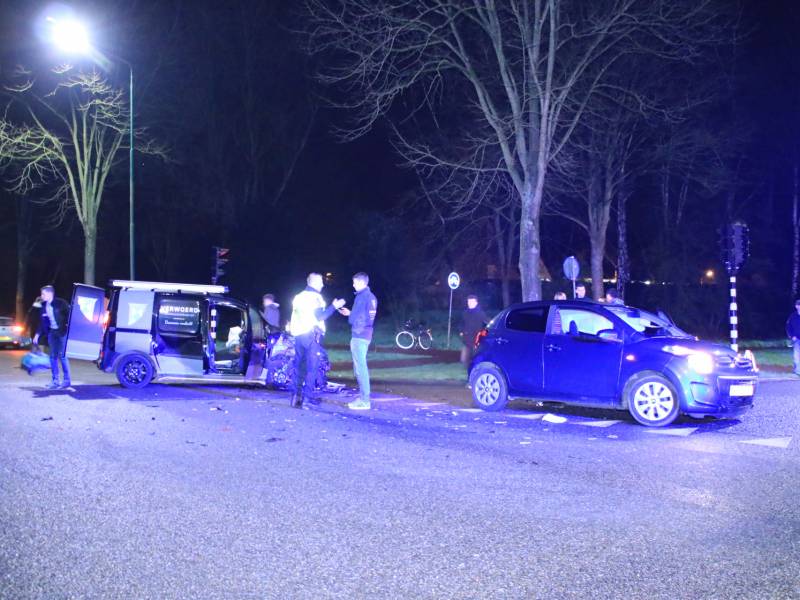Bestelbusje en auto botsen op kruising
