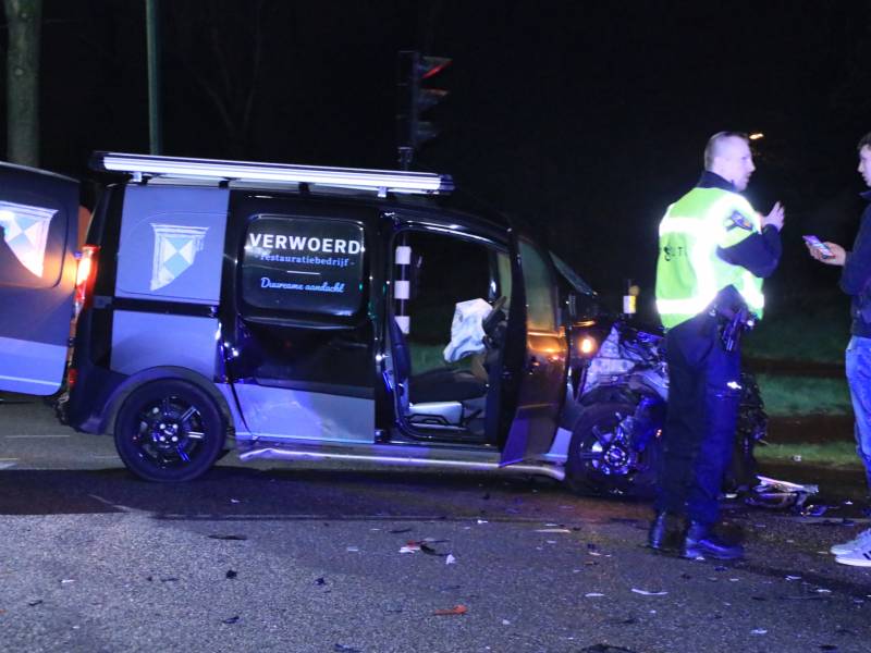 Bestelbusje en auto botsen op kruising