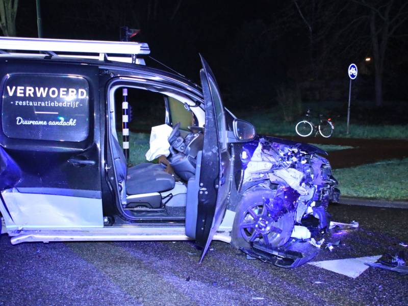Bestelbusje en auto botsen op kruising
