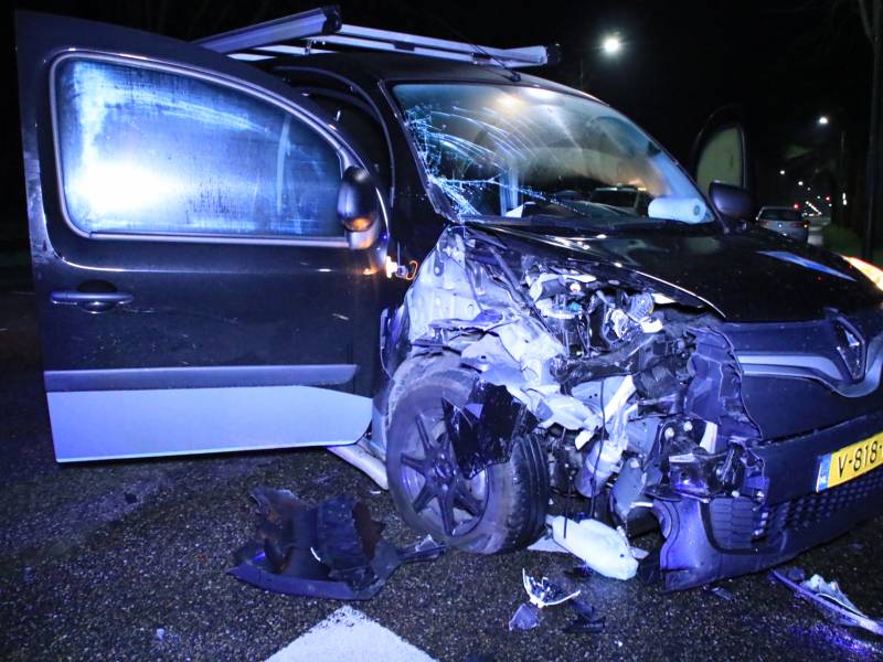 Bestelbusje en auto botsen op kruising