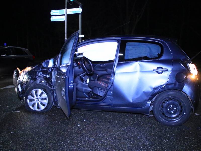 Bestelbusje en auto botsen op kruising