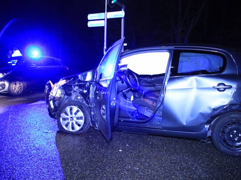Bestelbusje en auto botsen op kruising