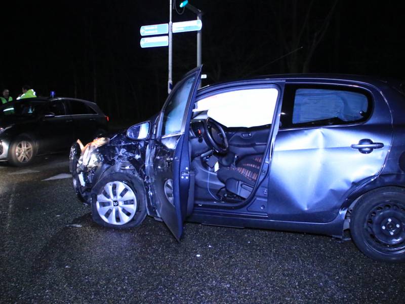 Bestelbusje en auto botsen op kruising